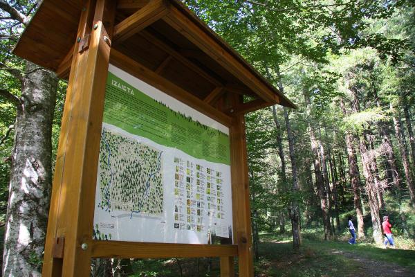 Panel informativo en el Bosque de Leitzalarrea